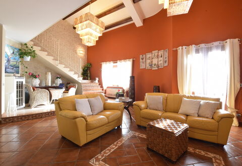 Villa Ina: Möbel, Interior Design, Wand, Flooring, Couch, Fussboden, Decke, Holz, Wohnzimmer, Zimmer