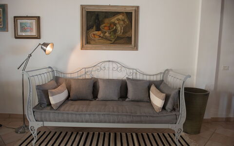 Villa Sole - Exclusive Villa al Conero con Piscina: Möbel, Interior Design, Couch, Flooring, Fussboden, Zuhause, Wohnzimmer, Zimmer, Dekokissen
