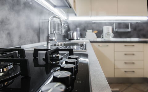 Villa Sole - Exclusive Villa al Conero con Piscina: Küchengerät, Küche, Countertop, Herd, Major Appliance, Haushaltsgerät, Gasherd, Herd, Interior Design, Cabinetry