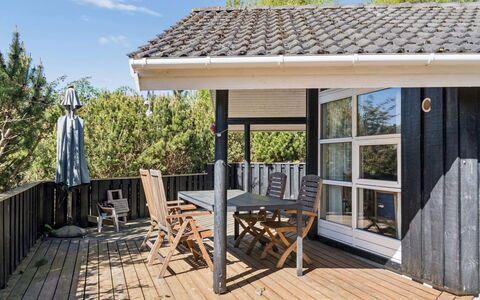Euphemia - 200M from the Sea: Möbel, Holz, Interior Design, Flooring, Fussboden, Stuhl, Zimmer, Decke, Wohnzimmer, Wohnung