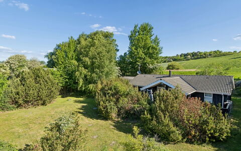 Euphemia - 200M from the Sea: Gras, Strauch, Hütte, Pflanzengemeinschaft, Zuhause, Ground, Estate, Wiese, Garten, Bauernhaus