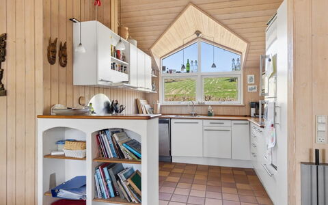 Euphemia - 200M from the Sea: Interior Design, Holz, Küche, Möbel, Flooring, Decke, Zuhause, Cabinetry, Fussboden, Countertop