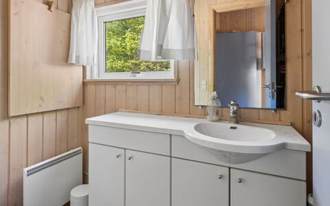 Euphemia - 200M from the Sea: Armatur, Bad Sink, Sinken, Holz, Flooring, Interior Design, Fussboden, Zapfhahn, Badezimmer, Badezimmerschrank
