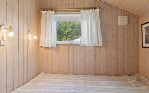 Euphemia - 200M from the Sea: Holz, Flooring, Fussboden, Interior Design, Schlafzimmer, Decke, Zimmer, Bett, Linens, Möbel