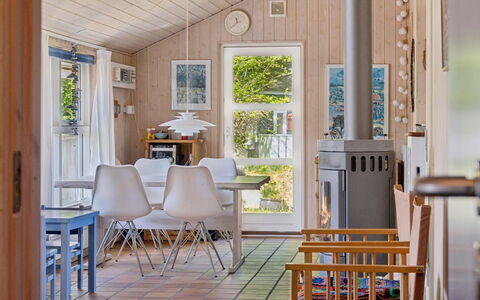 Euphemia - 200M from the Sea: Möbel, Holz, Interior Design, Flooring, Fussboden, Stuhl, Zimmer, Tabelle, Decke, Wohnzimmer