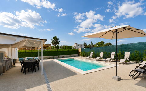 Villa Cosentini: Schwimmbad, Gartenmöbel, Resort, Regenschirm, Möbel, Verbundwerkstoff, Eco Hotel, Sonnenliege, Schatten, Stuhl