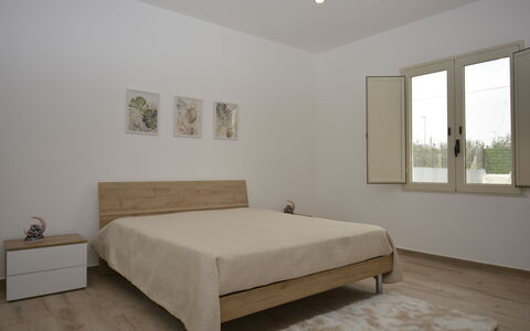 Villa Cosentini: Möbel, Bett, Schlafzimmer, Flooring, Fussboden, Interior Design, Wand, Holz, Bettdecke, Bedding