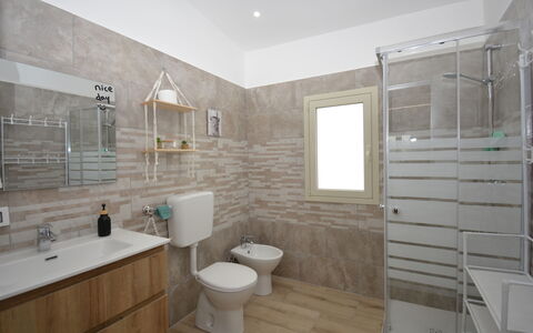 Villa Cosentini: Flooring, Armatur, Wand, Fussboden, Badezimmer, Interior Design, Bad Sink, Sinken, Toilleten Sitz, Toilette