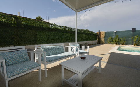 Villa Cosentini: Möbel, Gartenmöbel, Stuhl, Tabelle, Fussboden, Flooring, Schwimmbad, Tisch Im Freien, Verbundwerkstoff, Schatten