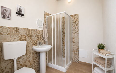 Villa Cosentini: Flooring, Fussboden, Armatur, Badezimmer, Fliese, Toilleten Sitz, Toilette, Hintergrund, Installation