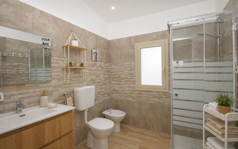 Villa Cosentini: Wand, Flooring, Fussboden, Armatur, Toilleten Sitz, Badezimmer, Toilette, Sinken, Interior Design, Fliese