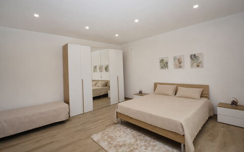 Villa Cosentini: Möbel, Bett, Interior Design, Schlafzimmer, Fussboden, Flooring, Wand, Holz, Zimmer, Bedding