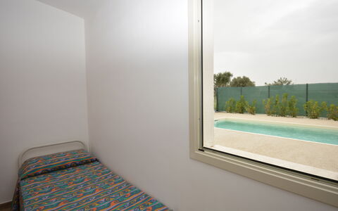 Villa Cosentini: Fussboden, Schlafzimmer, Gips, Daylighting, Bett, Bedding, Bettrahmen