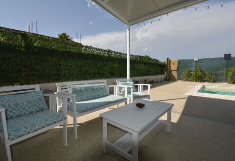 Villa Cosentini: Möbel, Gartenmöbel, Stuhl, Tabelle, Fussboden, Flooring, Schwimmbad, Tisch Im Freien, Verbundwerkstoff, Schatten