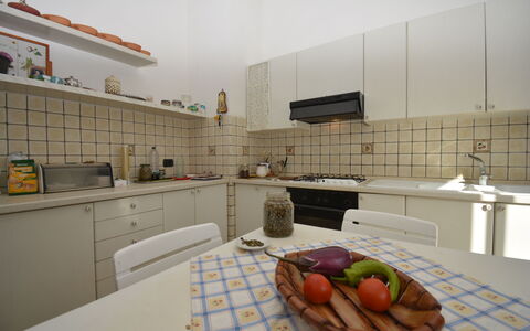 Villa del Monte: Flooring, Interior Design, Möbel, Fussboden, Küche, Countertop, Decke, Beleuchtung, Zimmer, Cabinetry