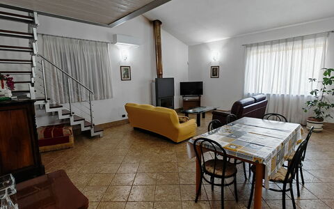 Villa del Monte: Möbel, Interior Design, Flooring, Fussboden, Holz, Decke, Zimmer, Couch, Beleuchtung, Wohnzimmer