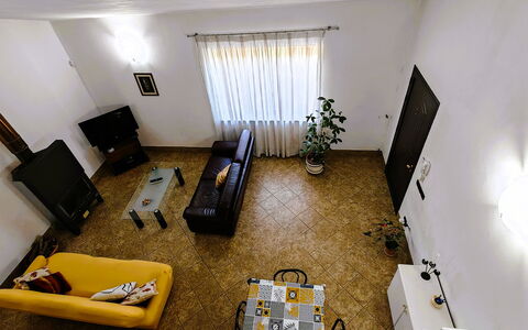 Villa del Monte: Möbel, Interior Design, Flooring, Fussboden, Wand, Couch, Holz, Zimmer, Decke, Wohnzimmer