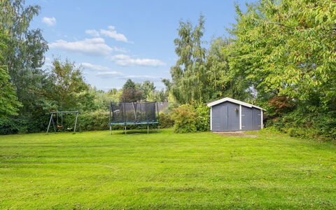 Elenor - 1.3Km from the Sea: Gras, Strauch, Garten, Grundstueck, Rasen, Ground, Schatten, Hinterhof, Gartenbauten