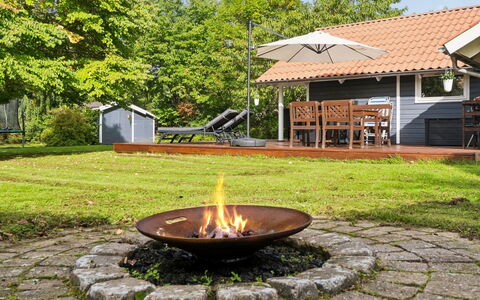 Elenor - 1.3Km from the Sea: Garten, Rasen, Hütte, Ground, Gartenmöbel, Hinterhof, Garten, Schatten, Landscaping, Bauernhaus
