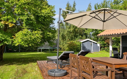 Elenor - 1.3Km from the Sea: Regenschirm, Gartenmöbel, Möbel, Schatten, Tisch Im Freien, Stuhl, Garten, Deck, Freizeit, Terrasse