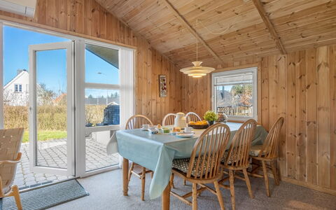 Heika - 6.8Km from the Sea: Möbel, Holz, Interior Design, Flooring, Fussboden, Stuhl, Zimmer, Decke, Wohnzimmer, Wohnung
