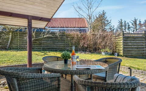 Heika - 6.8Km from the Sea: Möbel, Holz, Interior Design, Flooring, Fussboden, Stuhl, Zimmer, Decke, Wohnzimmer, Wohnung