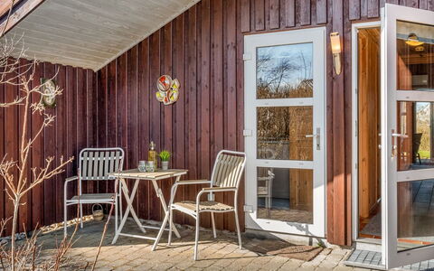 Heika - 6.8Km from the Sea: Möbel, Holz, Interior Design, Flooring, Fussboden, Stuhl, Zimmer, Decke, Wohnzimmer, Wohnung