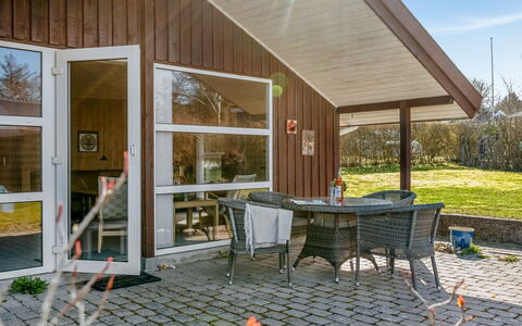 Heika - 6.8Km from the Sea: Hütte, Haus, Tür, Zuhause, Veranda, Abstellgleis, Hartholz, Gartenbauten, Estate, Garten