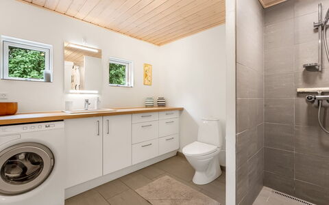 Hava - 250M from the Sea: Flooring, Interior Design, Fussboden, Holz, Armatur, Decke, Zimmer, Badezimmer, Installation, Sinken