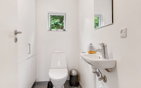 Hava - 250M from the Sea: Toilleten Sitz, Toilette, Armatur, Badezimmer, Flooring, Fussboden, Interior Design, Installation, Zuhause, Zapfhahn