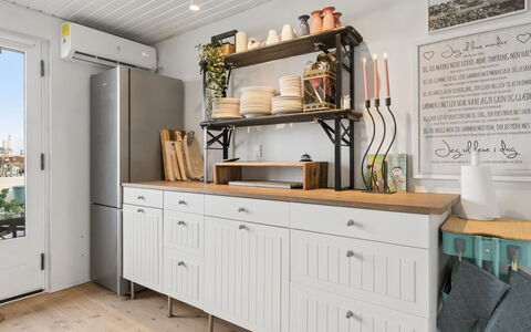 Ljubinka - 5M from the Sea: Küche, Möbel, Cabinetry, Holz, Interior Design, Countertop, Küchengerät, Flooring, Schrank, Schublade