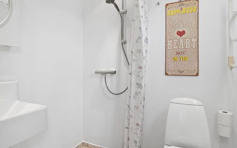 Ljubinka - 5M from the Sea: Badezimmer, Armatur, Wand, Flooring, Interior Design, Fussboden, Toilette, Toilleten Sitz, Installation, Zimmer
