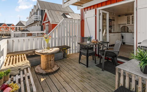 Ljubinka - 5M from the Sea: Holz, Zuhause, Abstellgleis, Deck, Schatten, Hartholz, Planke, Balkon, Treppe, Daylighting