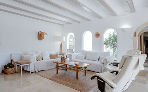 Tika: Möbel, Couch, Wand, Interior Design, Flooring, Zuhause, Wohnzimmer, Fussboden, Wohnung, Zimmer
