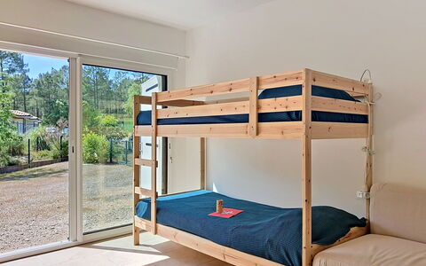 Hibiscus 10: Etagenbett, Holz, Fussboden, Bett, Schlafzimmer, Flooring, Möbel, Bettrahmen, Holzbeize, Zimmer