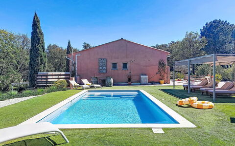 Villa Solhyllan: Schwimmbad, Resort, Gartenmöbel, Freizeit, Estate, Hinterhof, Schatten, Eco Hotel, Garten, Hazienda