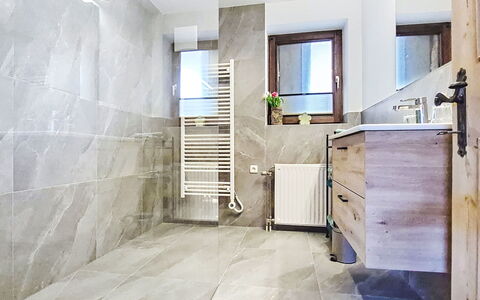 Panoramablick Tauern: Flooring, Fussboden, Fliese, Decke, Armatur, Marmor, Natürliches Material, Installation, Badezimmer