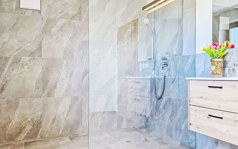 Panoramablick Tauern: Flooring, Fussboden, Fliese, Interior Design, Verbundwerkstoff, Armatur, Badezimmer, Marmor