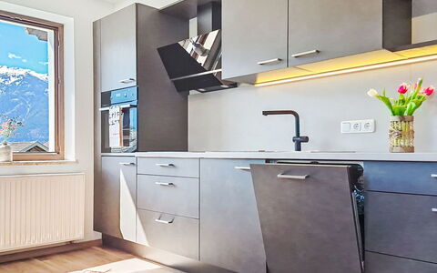 Panoramablick Tauern: Küche, Küchengerät, Countertop, Möbel, Interior Design, Flooring, Cabinetry, Holz, Haushaltsgerät, Major Appliance