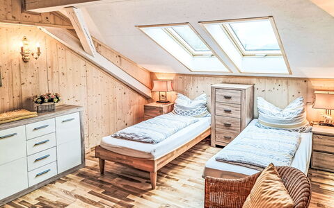 Apt. Luna: Möbel, Schlafzimmer, Interior Design, Bett, Holz, Fussboden, Flooring, Bettdecke, Bedding, Zimmer