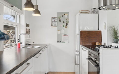 Sida - 1.5Km from the Sea: Möbel, Holz, Interior Design, Flooring, Fussboden, Stuhl, Zimmer, Decke, Wohnzimmer, Wohnung