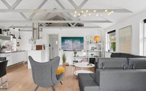 Sida - 1.5Km from the Sea: Möbel, Holz, Interior Design, Flooring, Fussboden, Stuhl, Zimmer, Decke, Wohnzimmer, Wohnung