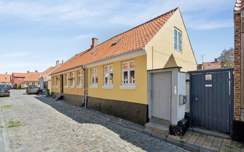 Cedomir - 400M from the Sea: Wand, Gebäude, Fenster, Strassenbelag, Haus, Wohngebiet, Fassade, \Stadt, Die Architektur, Nachbarschaft