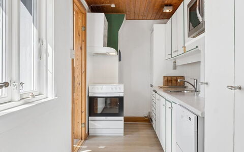 Cedomir - 400M from the Sea: Flooring, Küche, Wand, Küchengerät, Countertop, Interior Design, Fussboden, Holz, Major Appliance, Decke