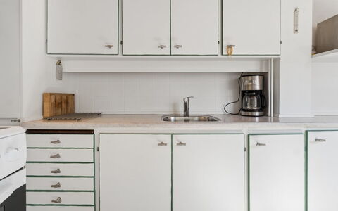 Cedomir - 400M from the Sea: Cabinetry, Flooring, Küche, Countertop, Spüle, Interior Design, Fussboden, Küchengerät, Schrank, Schublade