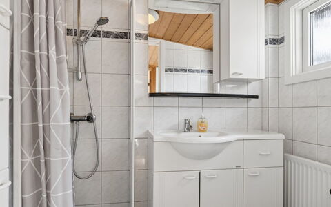 Cedomir - 400M from the Sea: Armatur, Sinken, Bad Sink, Flooring, Interior Design, Fussboden, Badezimmerschrank, Zapfhahn, Badezimmer, Installation