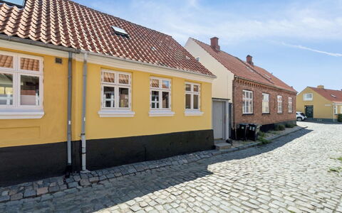 Cedomir - 400M from the Sea: Möbel, Gartenmöbel, Geschirr, Tabelle, Drinkware, Stuhl, Tisch Im Freien, Essen, Flasche