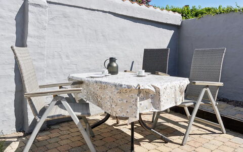 Cedomir - 400M from the Sea: Möbel, Gartenmöbel, Geschirr, Tabelle, Drinkware, Stuhl, Tisch Im Freien, Essen, Flasche