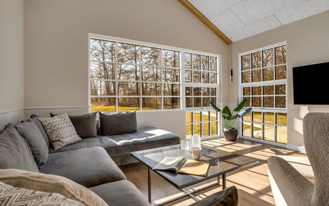 Goti - 400M from the Sea: Möbel, Interior Design, Couch, Flooring, Fussboden, Wand, Wohnzimmer, Holz, Decke, Zimmer