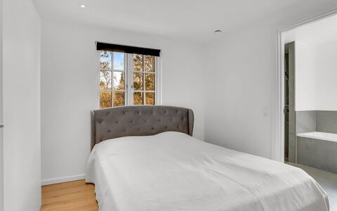 Goti - 400M from the Sea: Bett, Schlafzimmer, Möbel, Bedding, Interior Design, Flooring, Fussboden, Bettdecke, Holz, Decke